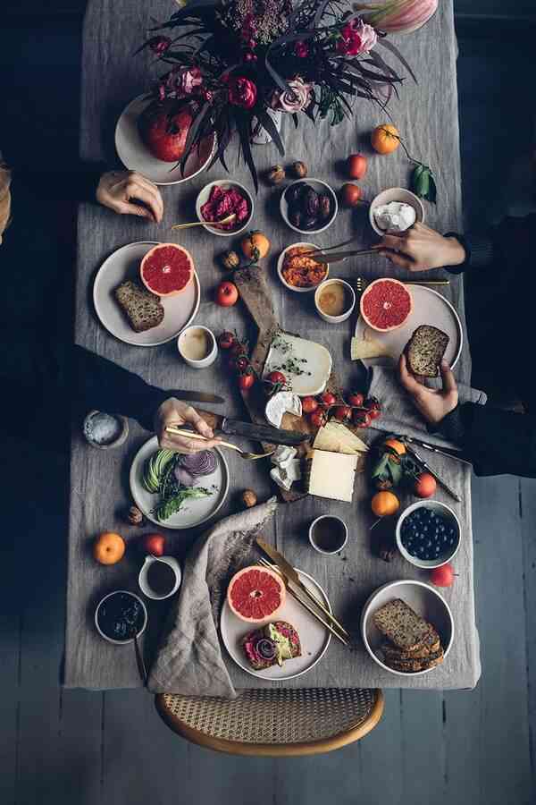 Plato saludable con frutas, semillas y alimentos frescos sobre una mesa clara